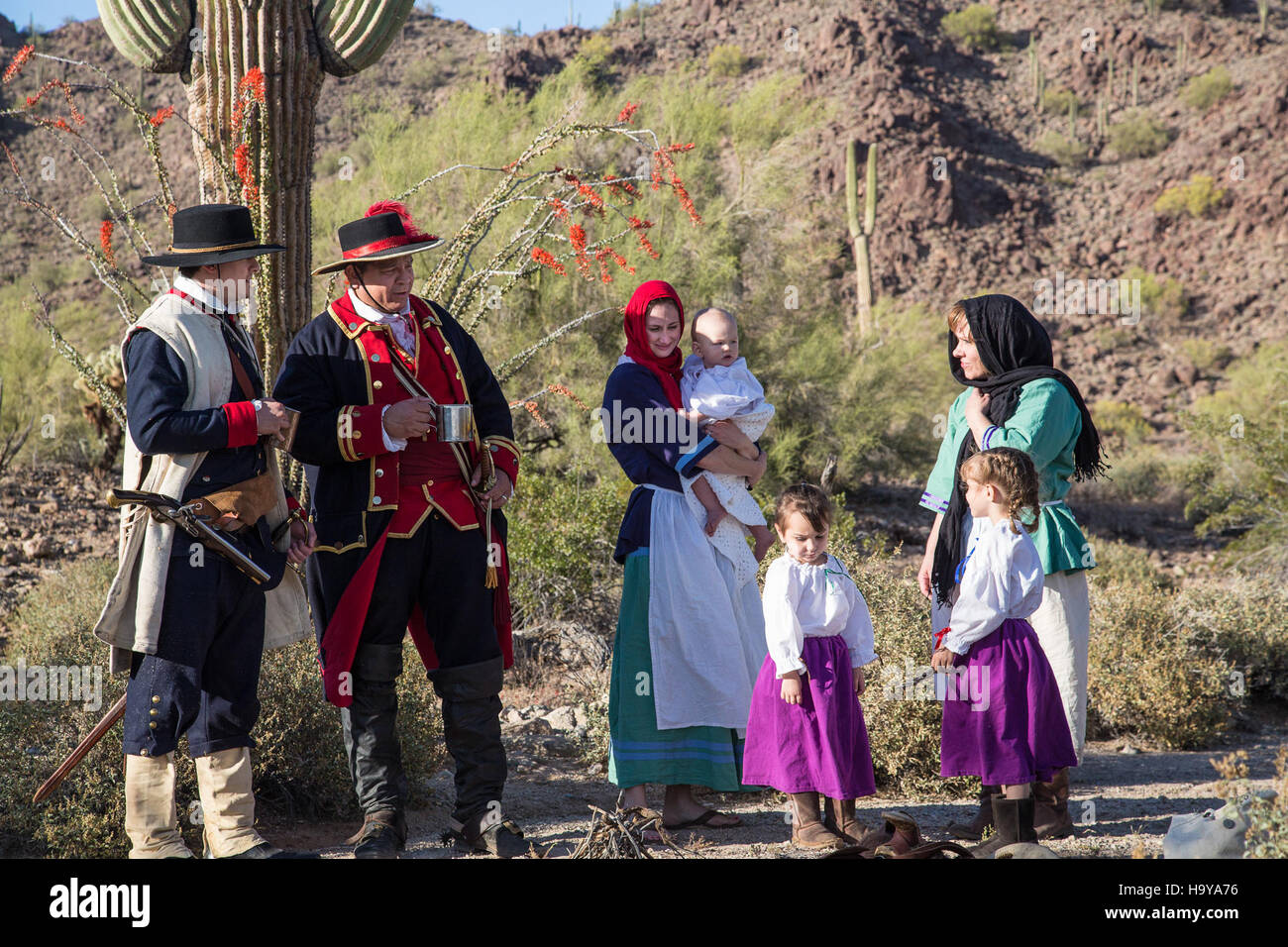 Questa immagine cattura una vista del deserto di Sonora in Arizona, con l'Anza Trail visibile. Il paesaggio desertico mostra la bellezza naturale e il terreno unico di questa American National Conservation area. Foto Stock