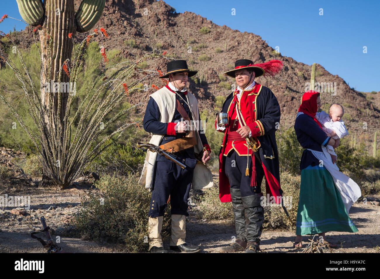 Una fotografia dell'Anza Trail nel deserto di Sonora, Arizona, scattata all'interno del National Landscape Conservation System (NLCS). L'immagine mette in evidenza il terreno accidentato del deserto e la bellezza naturale dell'ambiente del deserto di Sonora. Foto Stock