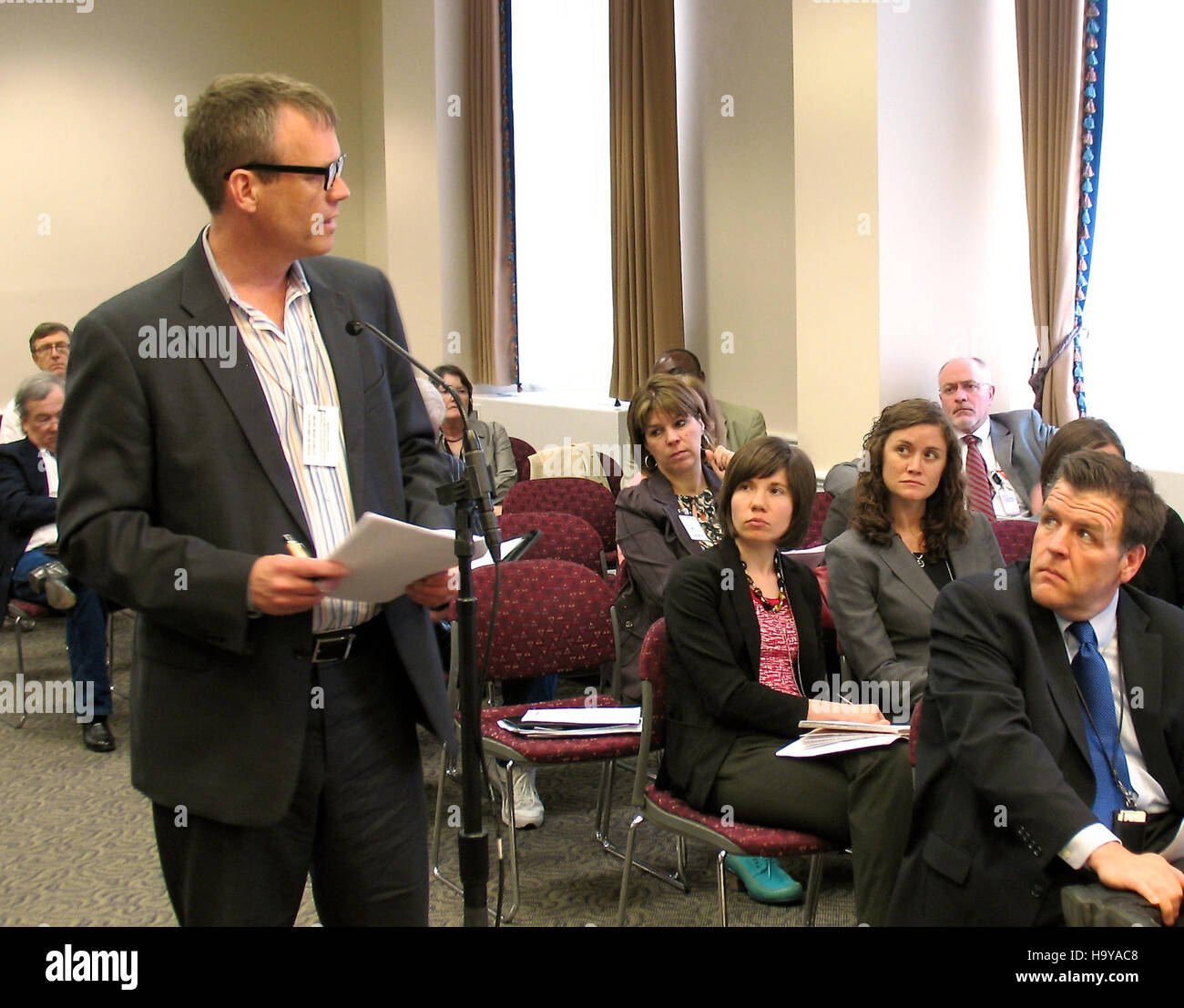 Questa foto tratta dalla sessione di ascolto biologico dell'USDA evidenzia le discussioni volte a promuovere l'agricoltura biologica. Cattura un momento chiave negli sforzi in corso per espandere le pratiche agricole biologiche negli Stati Uniti e coinvolgere le parti interessate in importanti conversazioni sulla sostenibilità e sui sistemi alimentari. Foto Stock