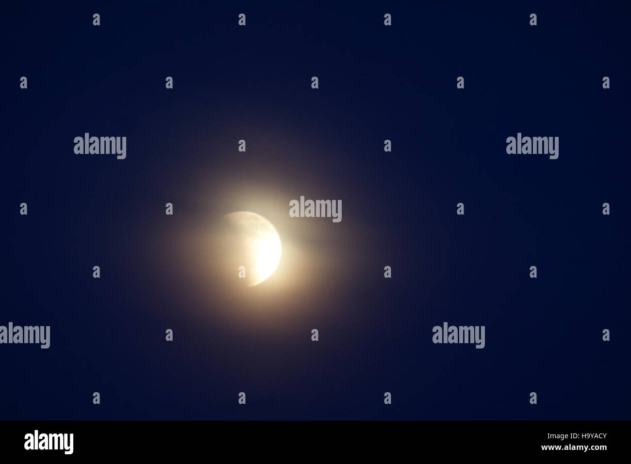L'eclissi lunare totale del 14 aprile 2014, catturata in questa immagine, presenta uno straordinario evento celeste in cui l'ombra della Terra copre completamente la luna, mostrando una drammatica trasformazione dell'aspetto lunare. Foto Stock