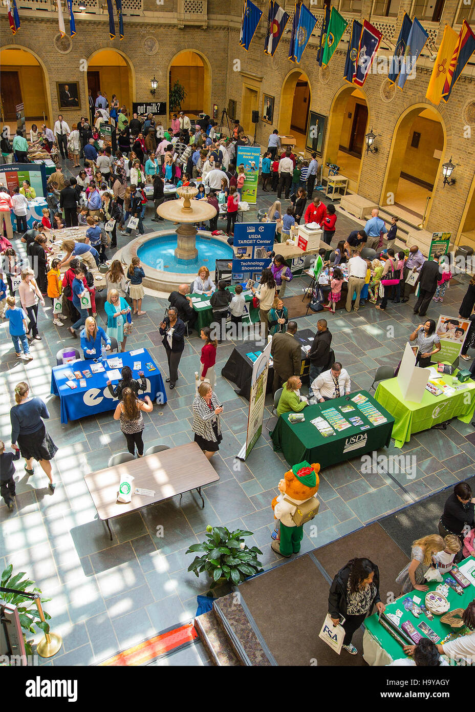 L'evento *Take Our Sons and Daughters to Work* ospitato dal Dipartimento dell'Agricoltura degli Stati Uniti (USDA) consente ai figli dei dipendenti di esplorare il posto di lavoro e conoscere i ruoli dei loro genitori. L'evento, tenutosi presso il patio del Jamie Whitten Building, promuove l'educazione e la consapevolezza della carriera per i giovani, organizzato dall'Office of Human Resources Management (OHRM). Foto Stock