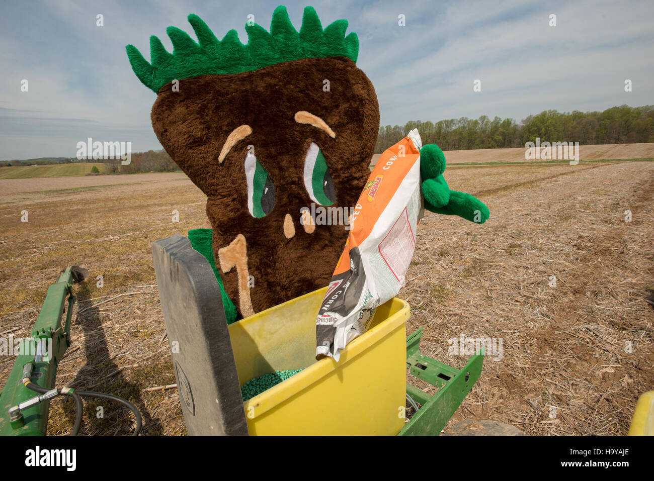 Questa immagine mostra varie pratiche di conservazione presso la Sunny Ridge Farm, tra cui l'uso di colture di copertura e corsi d'acqua recintati. Gestito dal Natural Resource Conservation Service (NRCS), mette in evidenza metodi di coltivazione sostenibili volti a migliorare la conservazione del suolo, la qualità dell'acqua e la sostenibilità complessiva dell'azienda agricola. Foto Stock