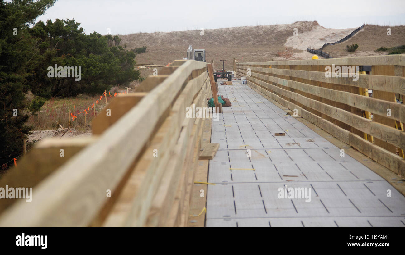 La foto mostra il lungomare nazionale di Cape Hatteras, che fornisce accesso alla spiaggia. Dispone della rampa ORV 25, un componente fondamentale della gestione delle strutture del parco per l'uso pubblico durante la stagione primaverile. Foto Stock