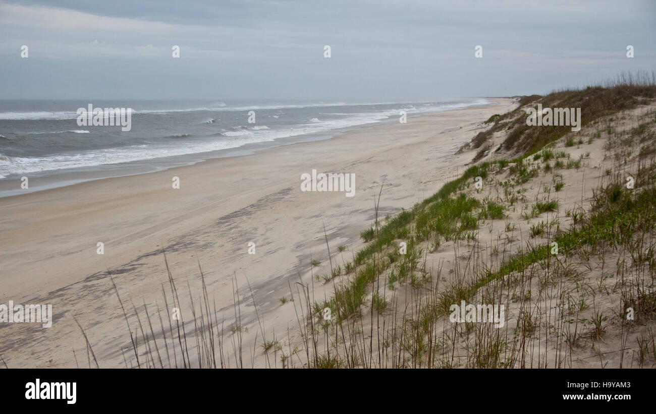 Questa immagine del Cape Hatteras National Seashore mostra l'Oceano Atlantico vicino alla rampa di accesso alla spiaggia 25, una località rinomata per la sua bellezza naturale e le attività ricreative all'aperto. La foto cattura il paesaggio nella primavera del 2014, con particolare attenzione alla costruzione di nuove strutture e alla rampa ORV. Foto Stock
