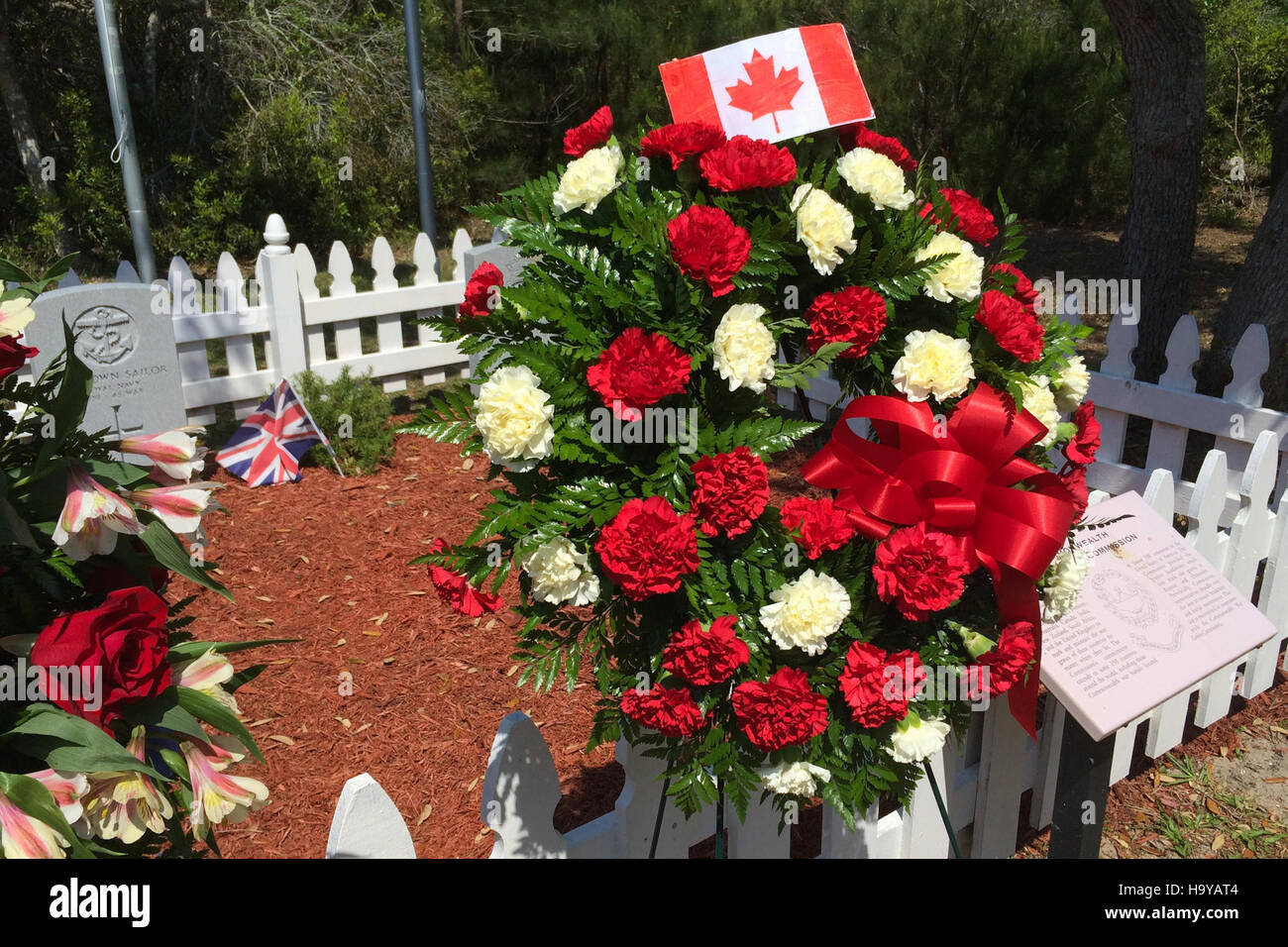Una cerimonia di deposizione delle corone ha avuto luogo a Buxton, per commemorare il 72° anniversario del British Cemetery a Cape Hatteras National Seashore. La cerimonia onorò i soldati caduti, compresi quelli della Marina britannica, della Marina canadese e della Guardia Costiera degli Stati Uniti, con la partecipazione della HMS Bedfordshire e della HMS San Delfino. Foto Stock