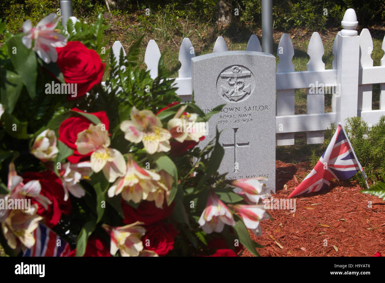 La cerimonia del 72° anniversario al Cape Hatteras National Seashore commemorò i sacrifici dei marinai, tra cui il personale della marina britannica e canadese. L'evento onorò coloro che persero la HMS Bedfordshire e la HMS San Delfino, con la partecipazione della Guardia Costiera degli Stati Uniti. Foto Stock
