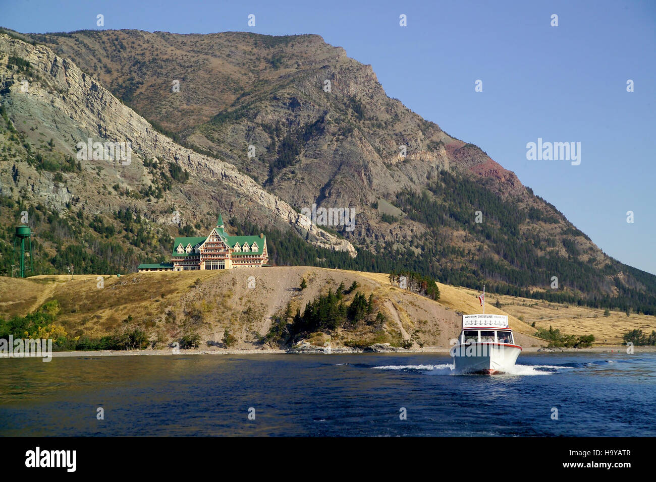 Un tour in barca sul lago Waterton offre una vista panoramica delle montagne circostanti e della natura selvaggia incontaminata all'interno del Waterton-Glacier International Peace Park. Il lago, noto per le sue acque cristalline, offre un'esperienza tranquilla ai visitatori che esplorano questo sito patrimonio dell'umanità dell'UNESCO. Foto Stock