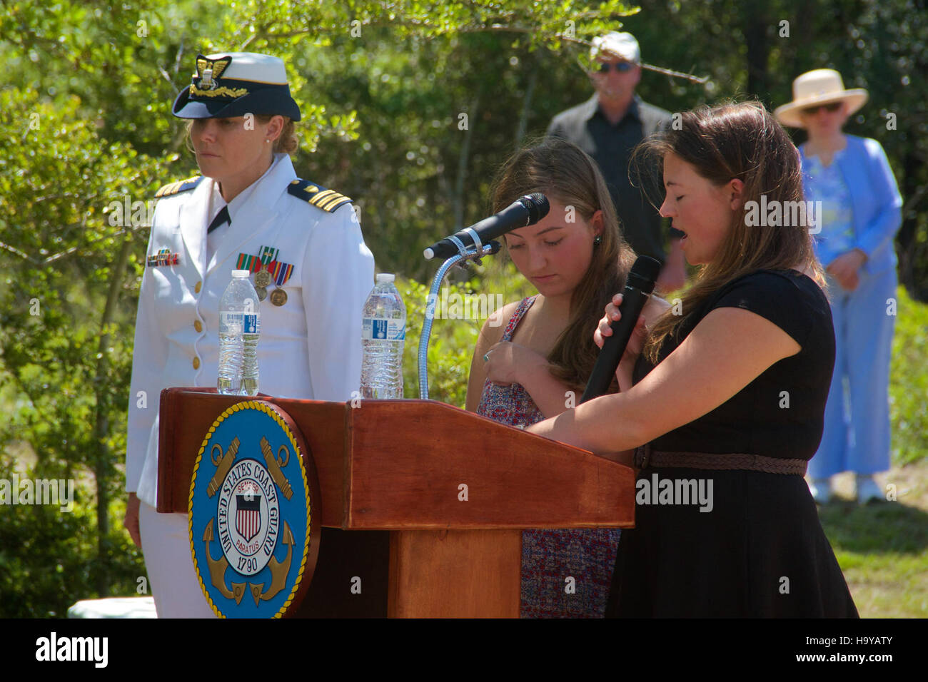 Una fotografia scattata durante la cerimonia del 72° anniversario al British Cemetery, Cape Hatteras National Seashore. L'immagine cattura l'evento commemorativo che coinvolge la marina britannica, la marina canadese, la HMS Bedfordshire, la HMS San Delfino e la guardia costiera degli Stati Uniti. Foto Stock