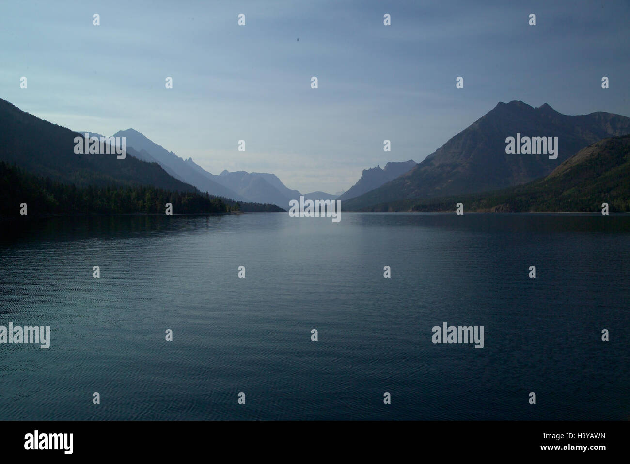 Il lago Waterton, situato nel Waterton-Glacier International Peace Park, è catturato in questo paesaggio mozzafiato. Il lago è noto per le sue acque incontaminate, circondato dallo splendido terreno montuoso delle Montagne Rocciose canadesi. Foto Stock