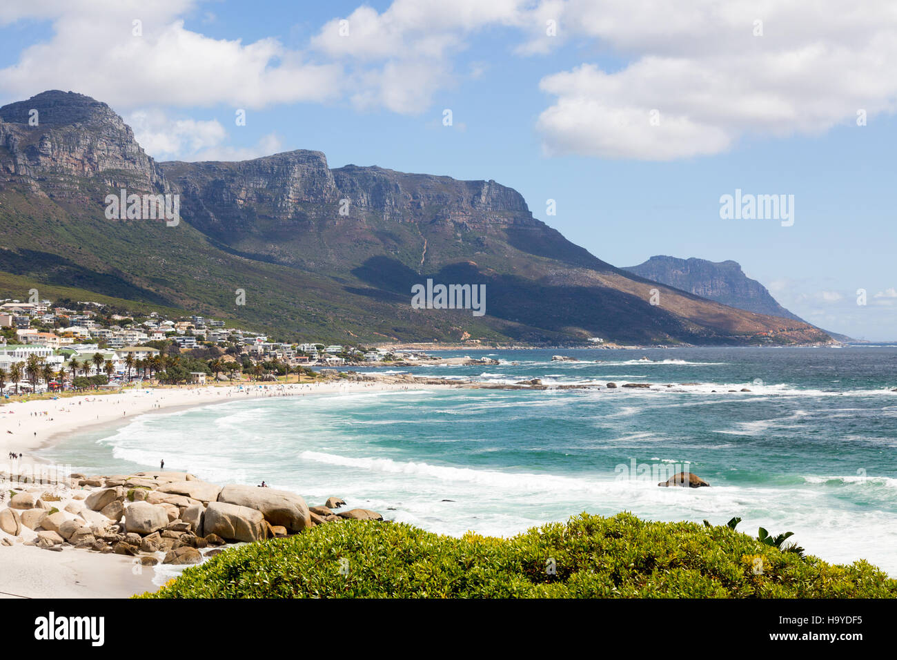 La spiaggia di Camps Bay e i dodici Apostoli montagne, Cape Town, Sud Africa Foto Stock