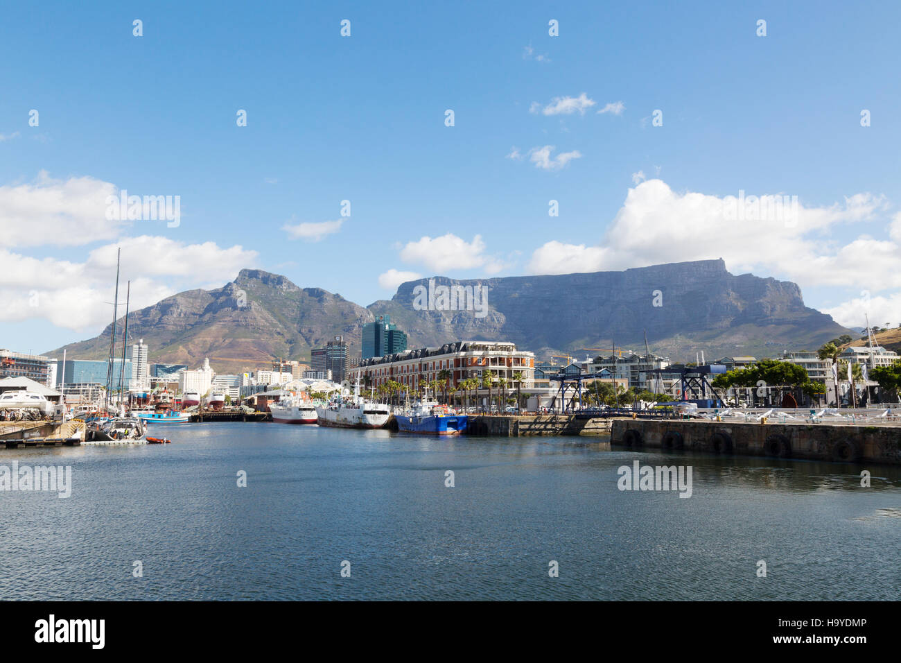 Il Lungomare e la Table Mountain e Cape Town, Sud Africa Foto Stock