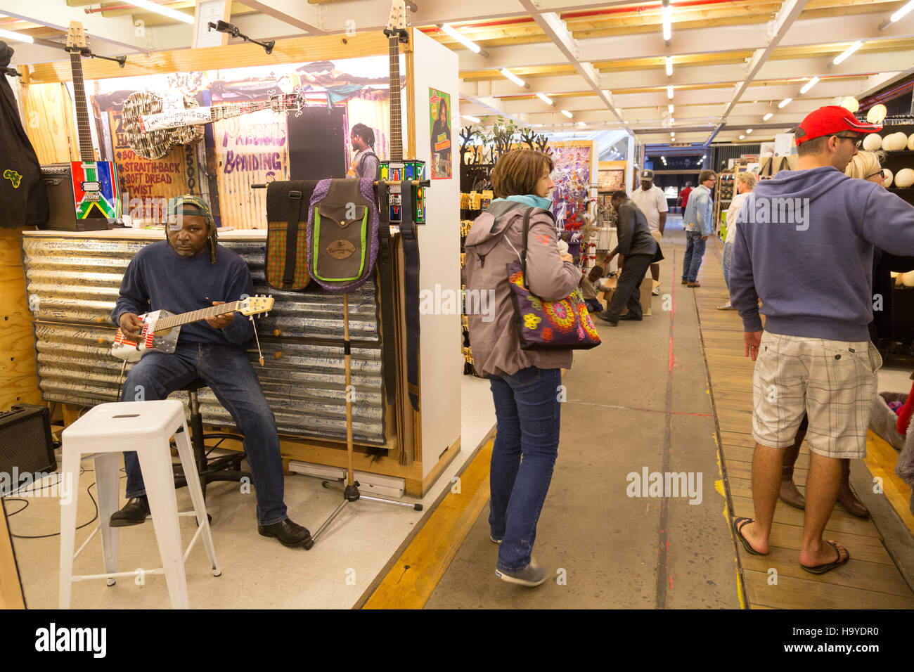 Gli acquirenti e i venditori a Waterfront Craft Market, il Waterfront, Città del Capo Sud Africa Foto Stock