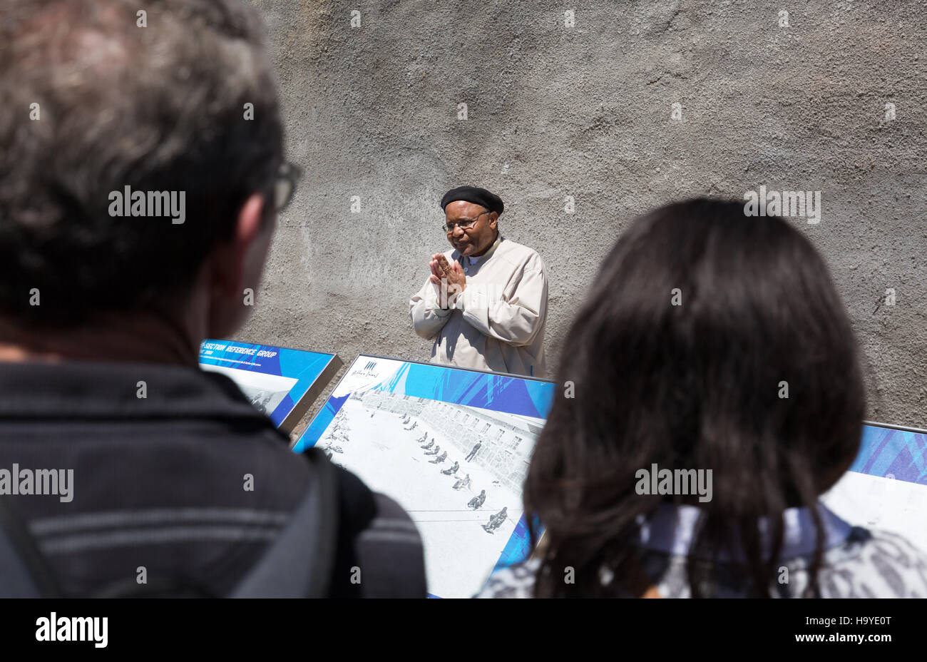 Ex prigioniero politico Signor Ntando Mbatha conduce un tour di Robben Island in carcere per i turisti di Cape Town, Sud Africa Foto Stock Ex prigioniero politico Signor Ntando Mbatha conduce un tour di Robben Island in carcere per i turisti di Cape Town, Sud Africa Foto Stock