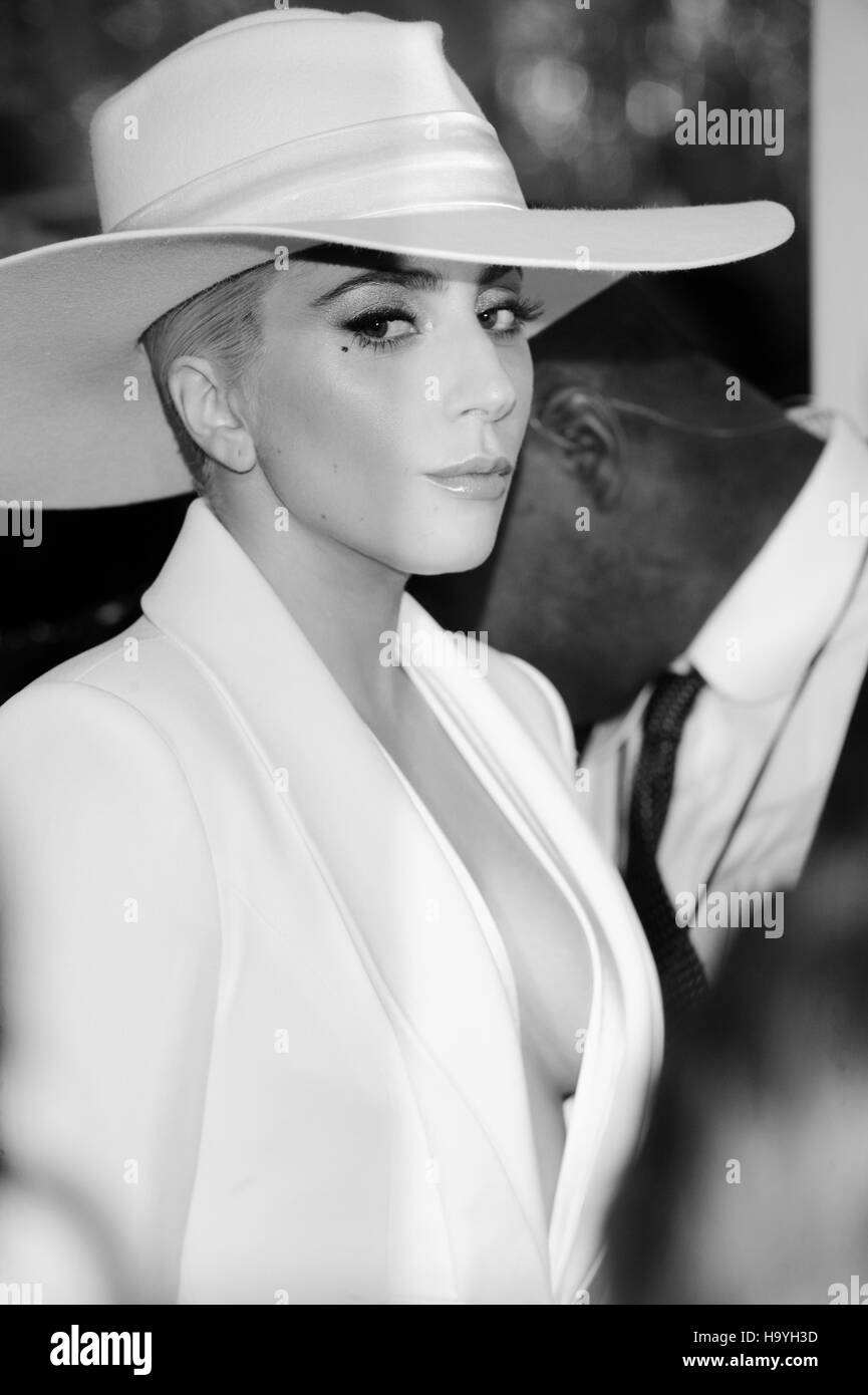 Il cantante Lady Gaga arriva a 2016 American Music Awards al teatro di Microsoft per il mese di novembre 20, 2016 a Los Angeles, California. (Altered digitalmente in bianco e nero) Foto Stock