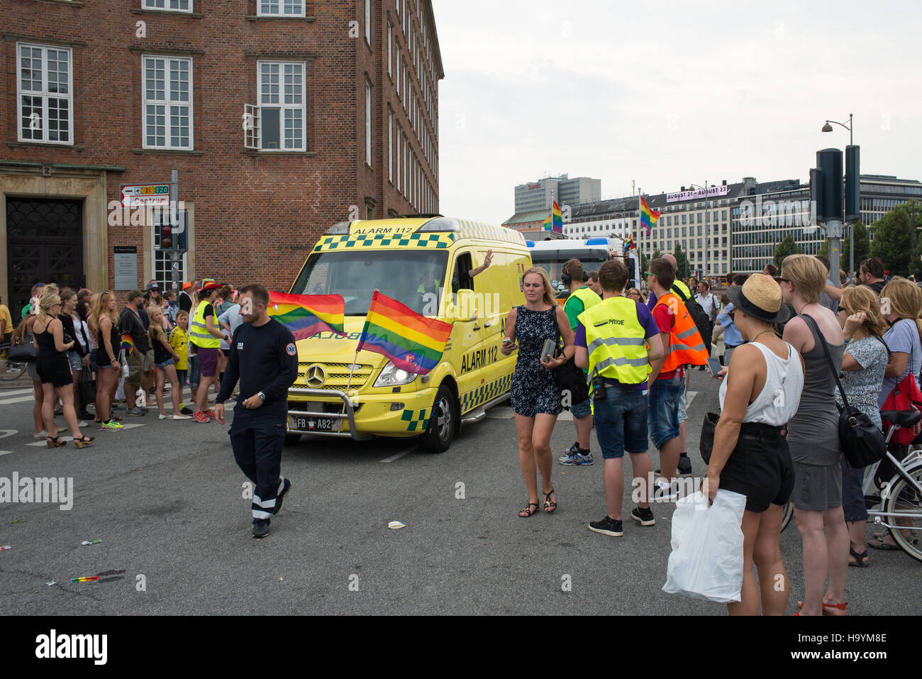 Copenhagen Pride Parade in Copenhagen 2015 con persone sulla strada a Christopher Street Day Foto Stock