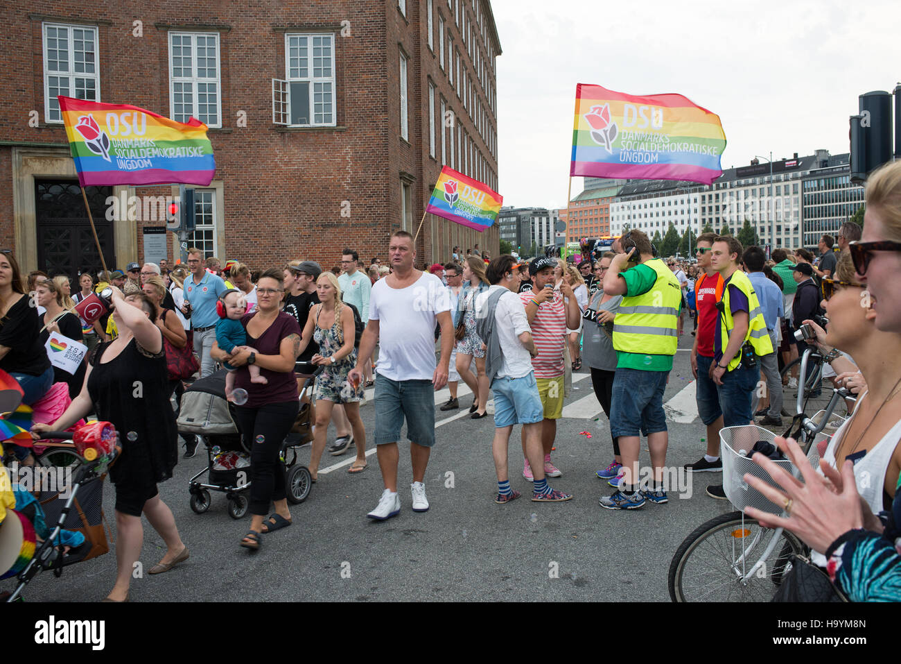 Copenhagen Pride Parade in Copenhagen 2015 con persone sulla strada a Christopher Street Day Foto Stock