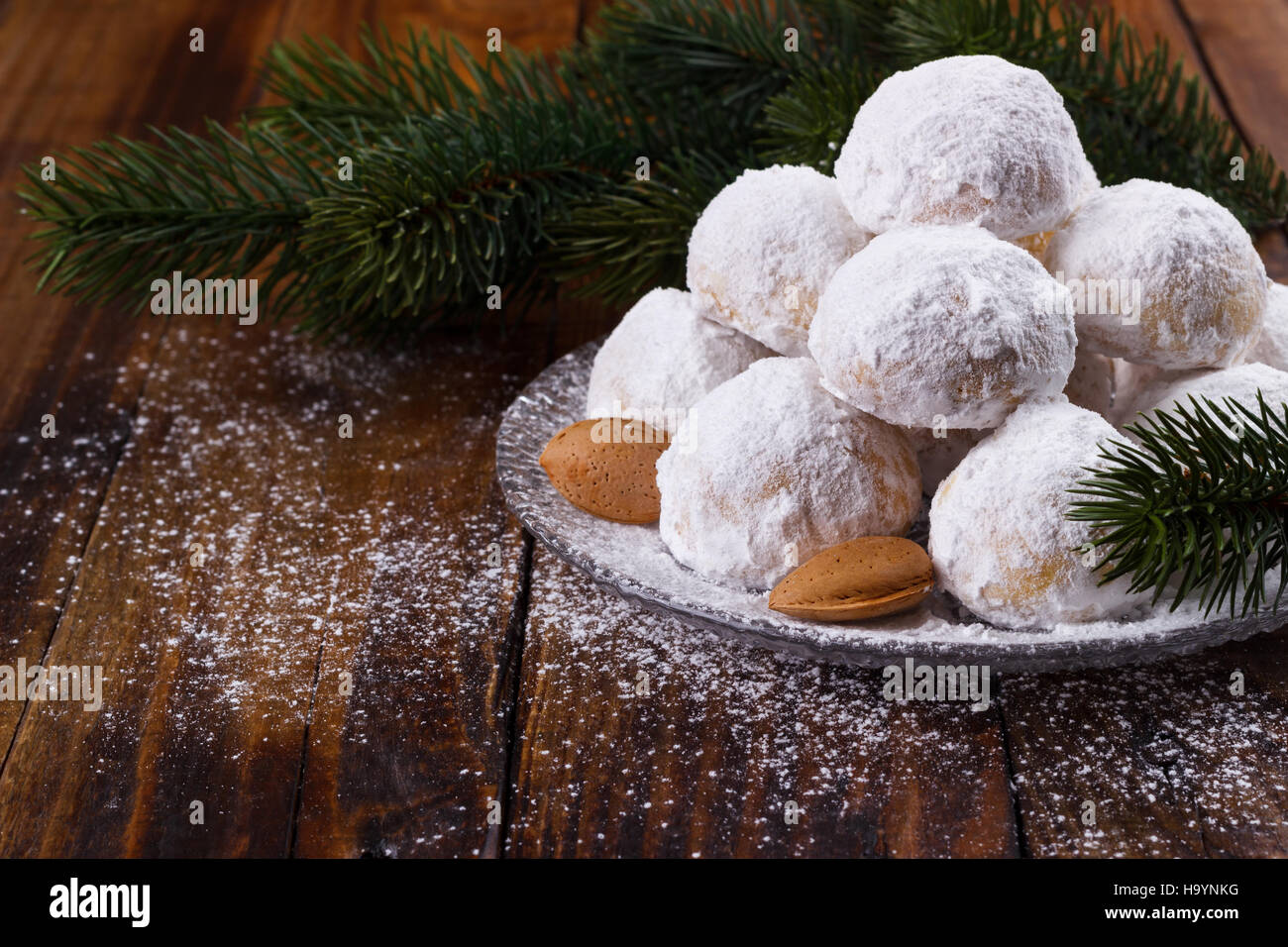 Biscotti Di Natale Con Mandorle.Tradizionali Biscotti Di Natale Con Le Mandorle Scure Su Sfondo Di Legno Foto Stock Alamy