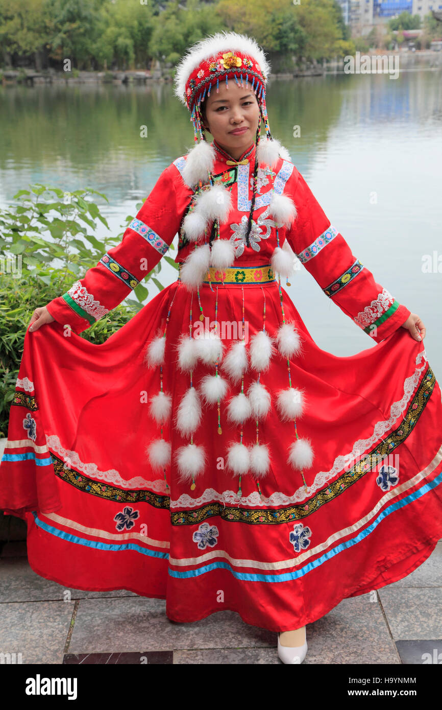 La Cina, nel Guangxi, Guilin, donna costume tradizionale, Foto Stock