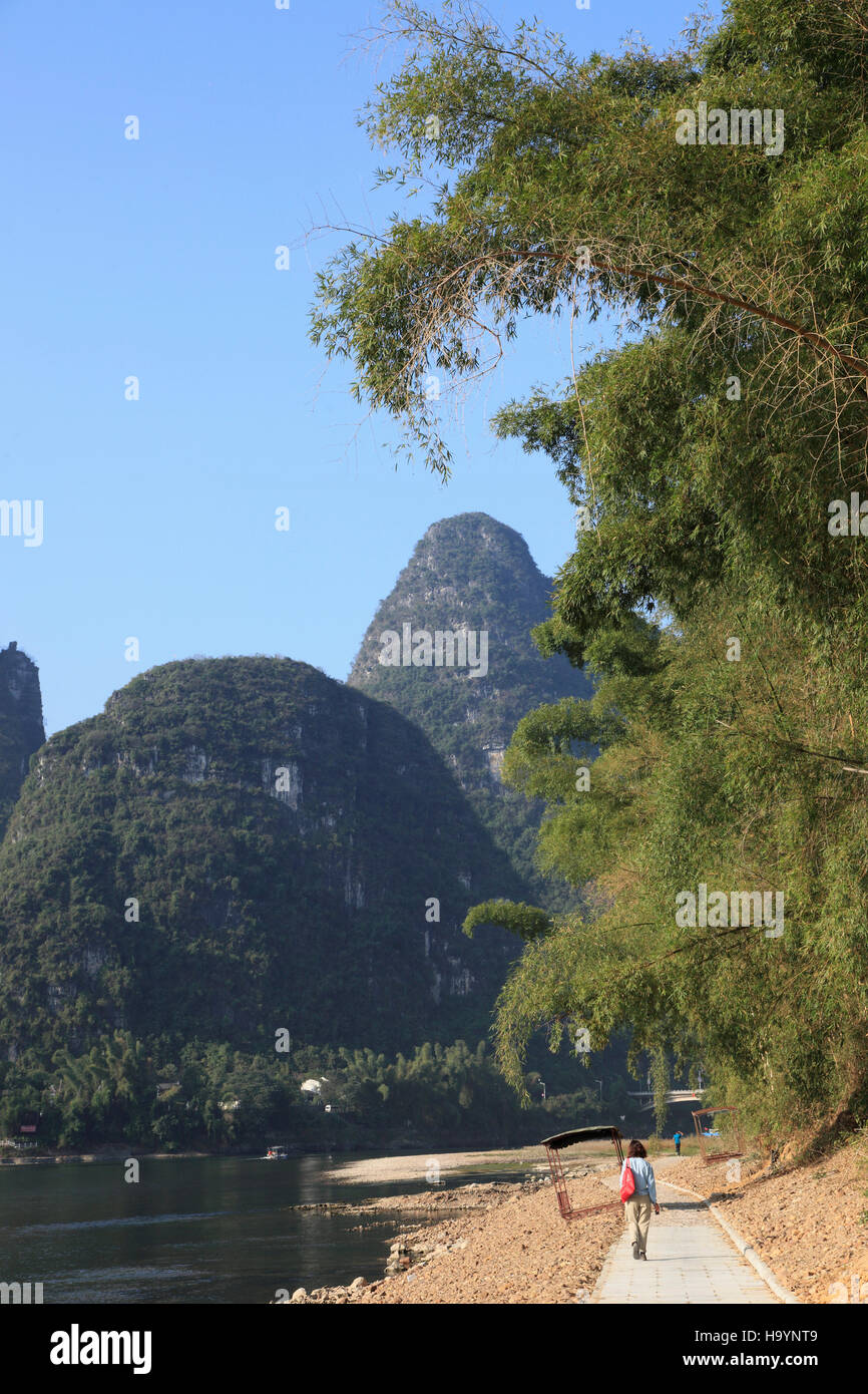 La Cina, nel Guangxi, Yangshuo, il Fiume Li, paesaggio carsico, colline di pietra calcarea, bambù, Foto Stock