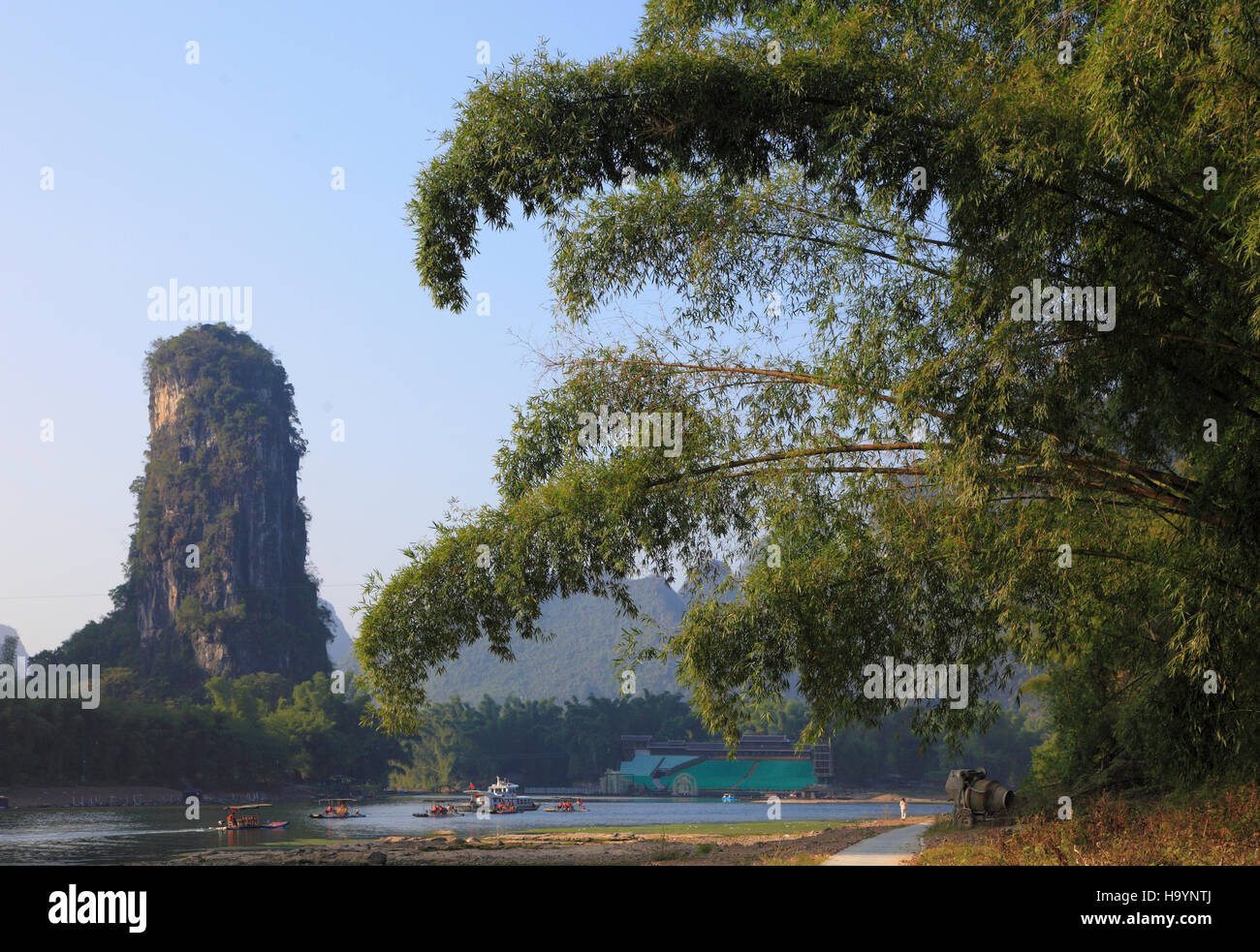 La Cina, nel Guangxi, Yangshuo, il Fiume Li, paesaggio carsico, colline di pietra calcarea, bambù, Foto Stock