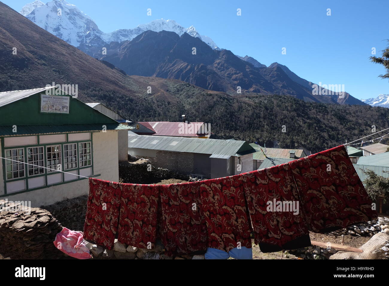 Coperte fuori ad asciugare lungo il percorso verso il campo base Everest, Nepal foto di jen lombardo Foto Stock