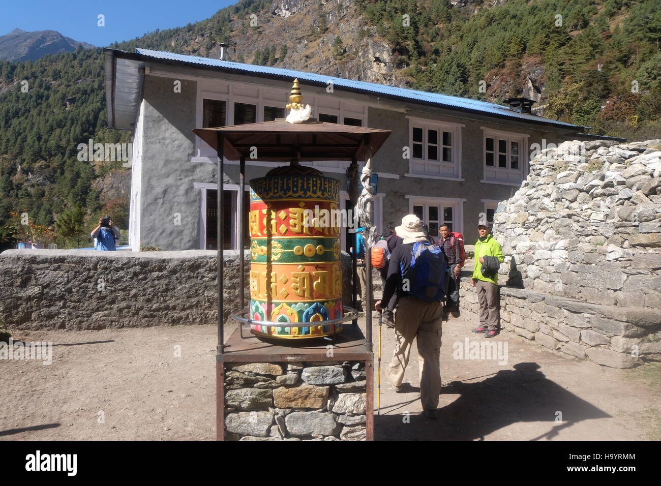 La preghiera buddista ruota lungo il campo base Everest trek, Nepal Foto Stock