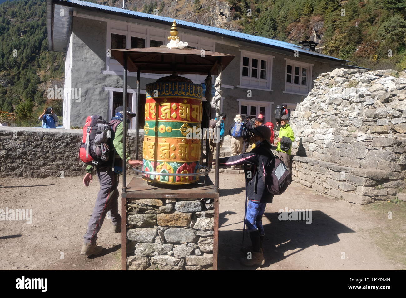 La preghiera buddista ruota lungo il campo base Everest trek, Nepal Foto Stock