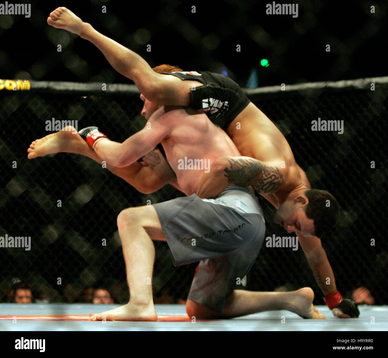 Frank Edgar, top combatte Mark Bocek in UFC 73 all'Arco Arena di Sacramento, CA il 7 luglio 2007. Photo credit: Francesco Specker Foto Stock