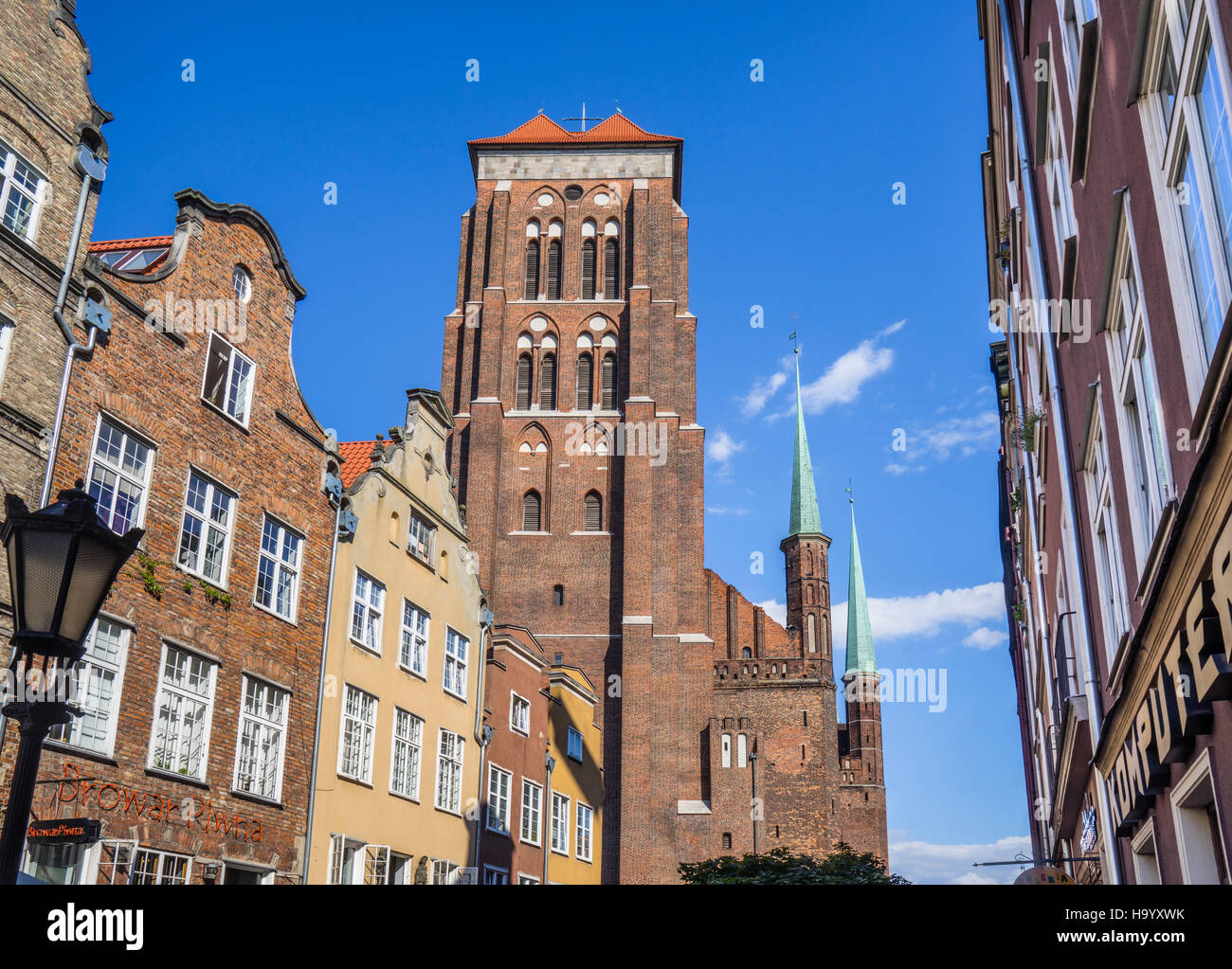 Polonia, Pomerania, Gdansk (Danzica), vista la massiccia torre la chiesa di Santa Maria da Ulica Pivna (Jopengasse/birra Street) Foto Stock