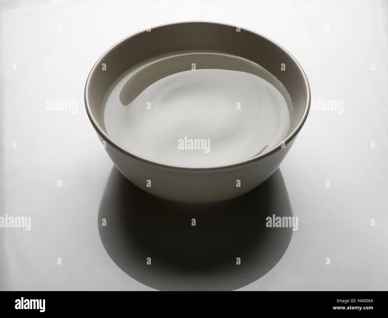Ciotola con acqua su sfondo bianco Foto stock - Alamy