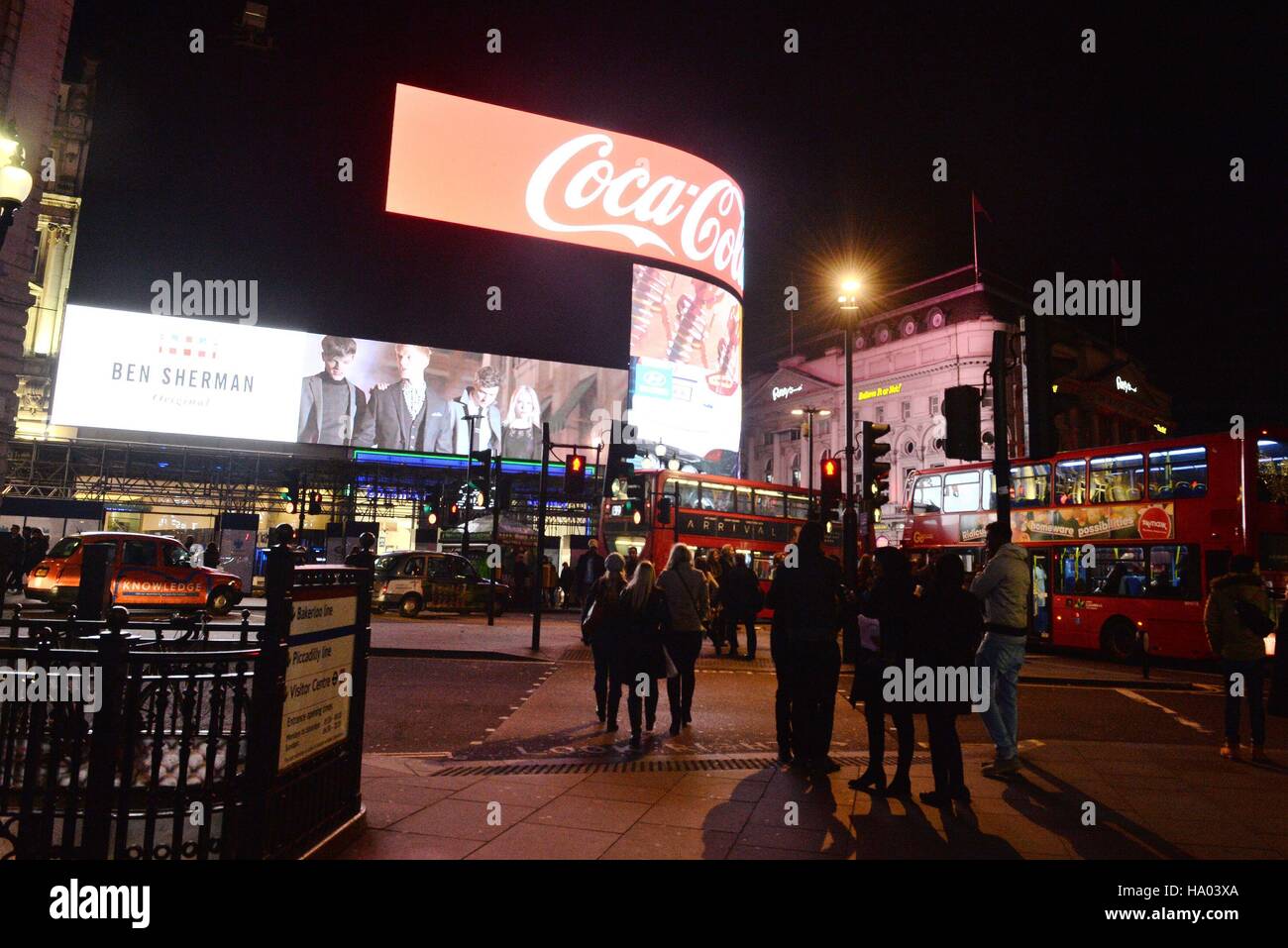 Il mondo-famoso TV cartellone pubblicitario a Piccadilly Circus è parzialmente illuminato come un taglio di potenza ha gettato le parti del centro di Londra nelle tenebre. Foto Stock