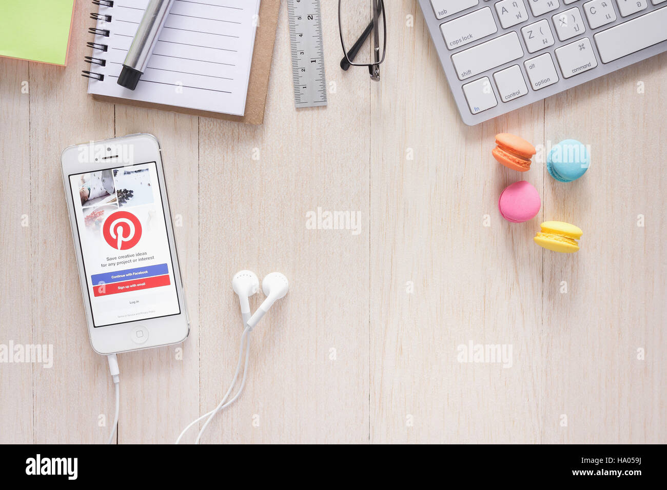 BANGKOK ,Thailandia - Agosto 07, 2016 : Smart phone visualizzazione sociale servizio Internet Pinterest sullo schermo. Pinterest è una bacheca online che consente Foto Stock