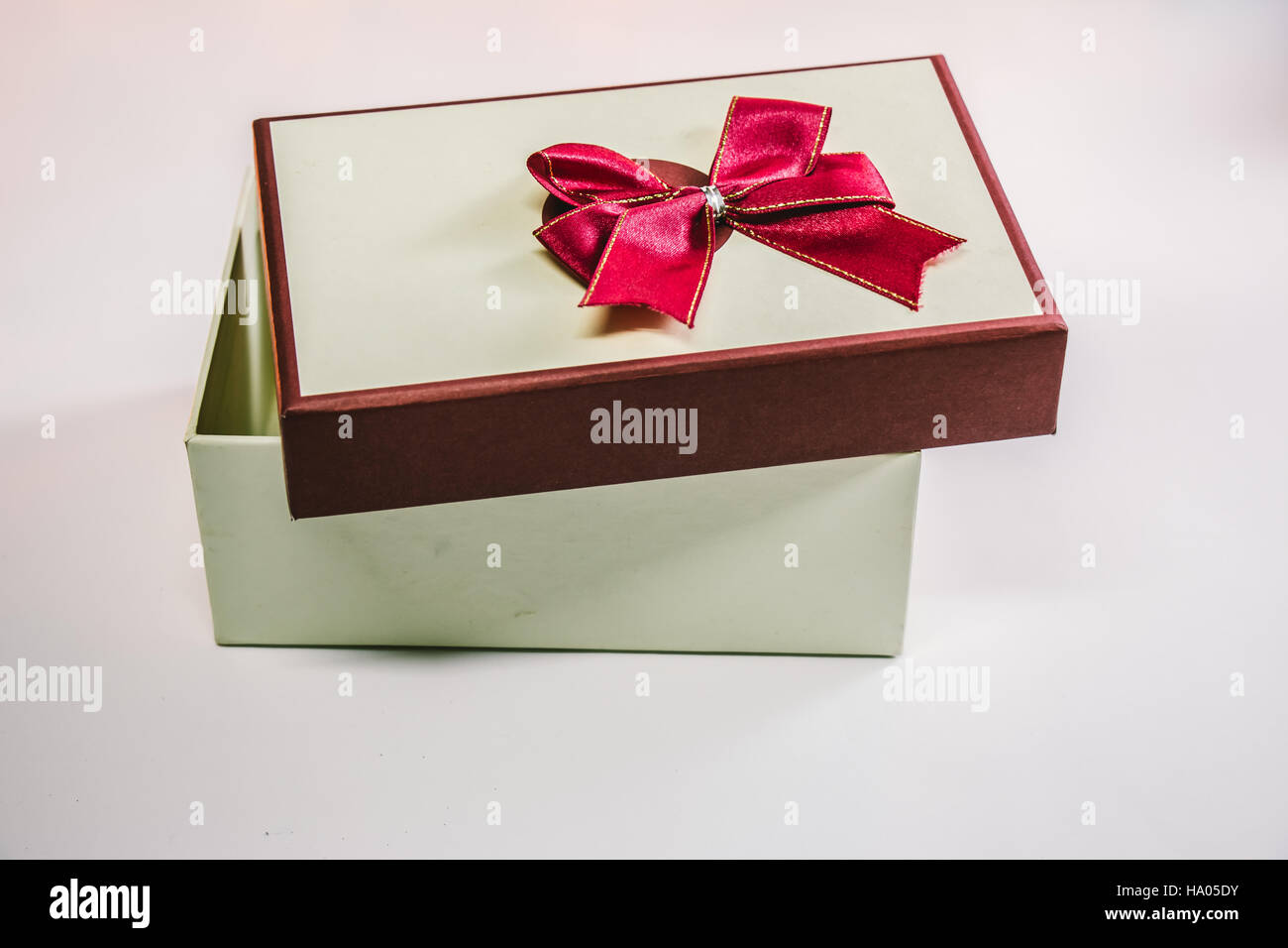 Presente box con ornamento e oggetti di Natale Decorare per la notte santa. Auguriamo a tutti buon Natale e felice anno nuovo luce da notte. Foto Stock