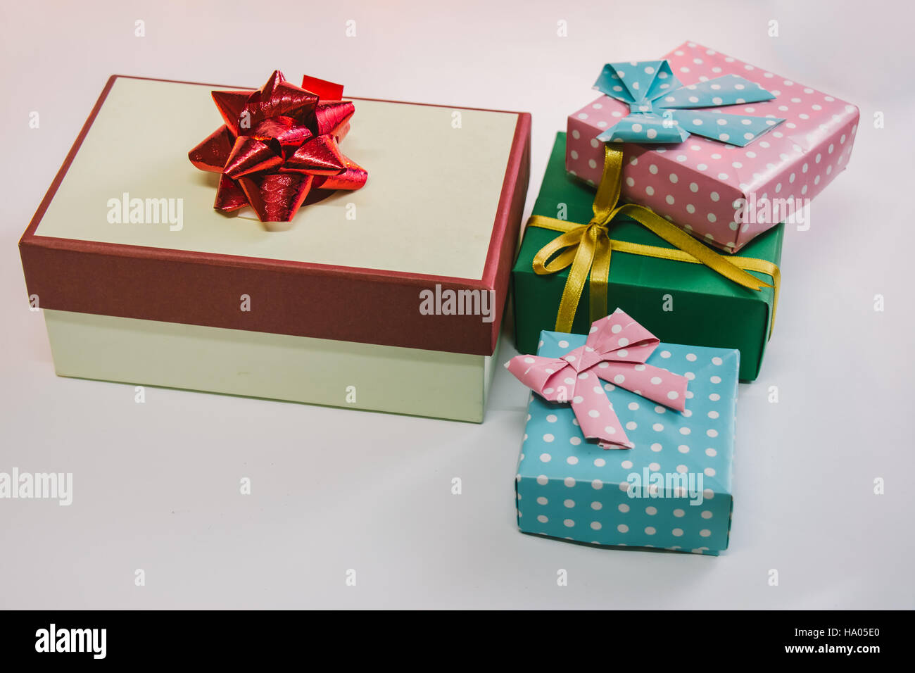Presente box con ornamento e oggetti di Natale Decorare per la notte santa. Auguriamo a tutti buon Natale e felice anno nuovo luce da notte. Foto Stock