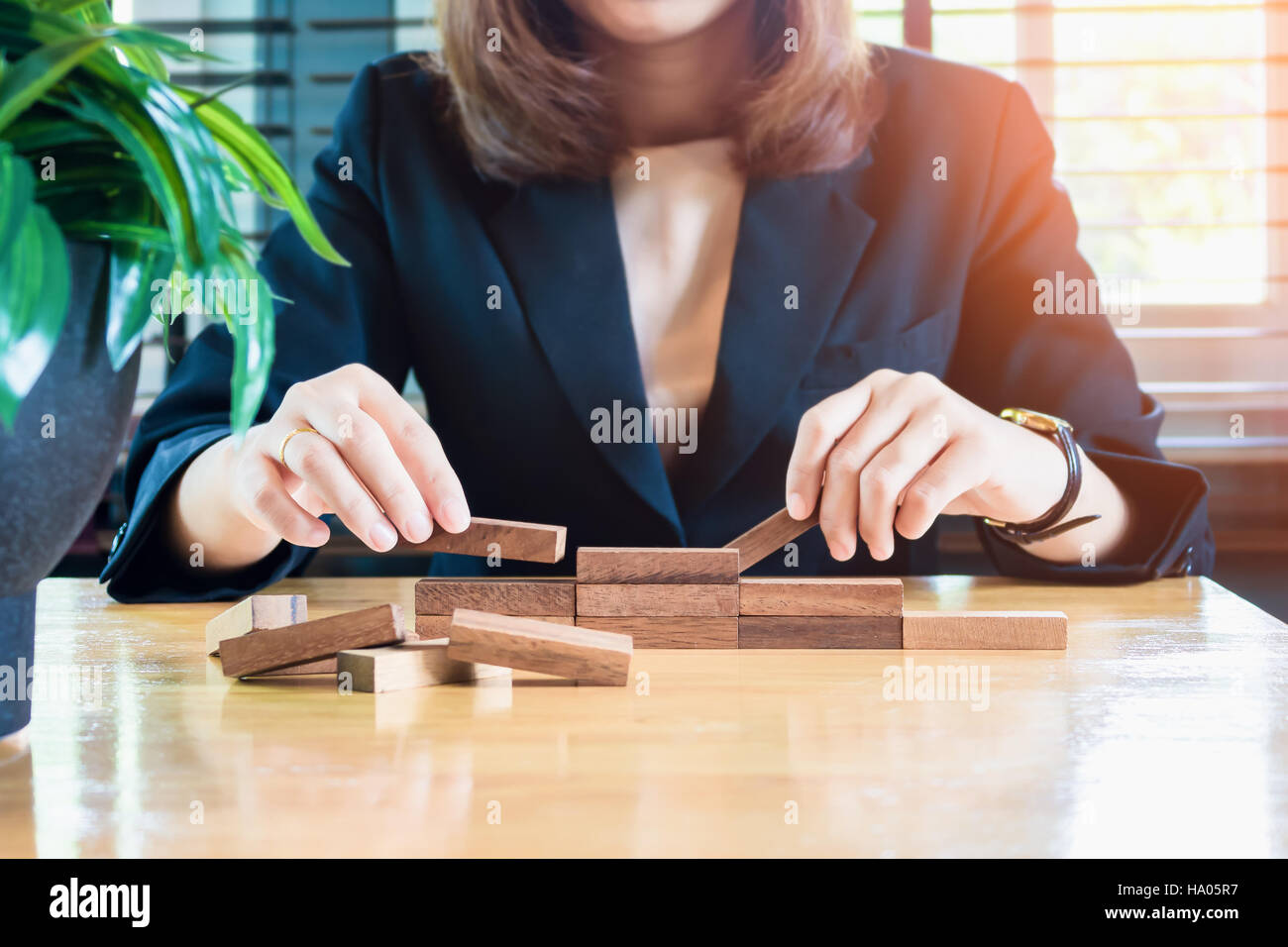 Primo piano di business donne facendo una piramide con il vuoto di cubi di legno. In stile vintage Foto Stock