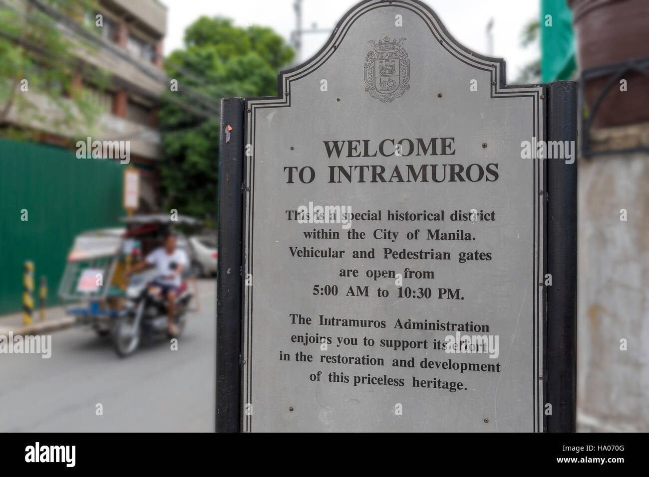 Benvenuto a Intramuros. Segno accoglie i visitatori di Intramuros, una storica zona fortificata di Manila Phiippines Foto Stock