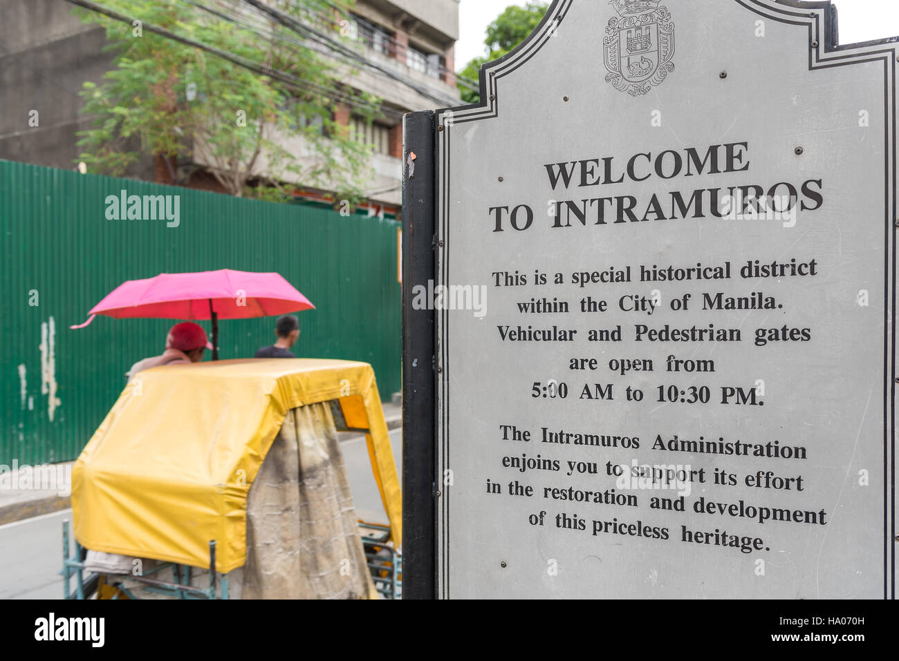 Benvenuto a Intramuros. Segno accoglie i visitatori di Intramuros, una storica zona fortificata di Manila nelle Filippine Foto Stock