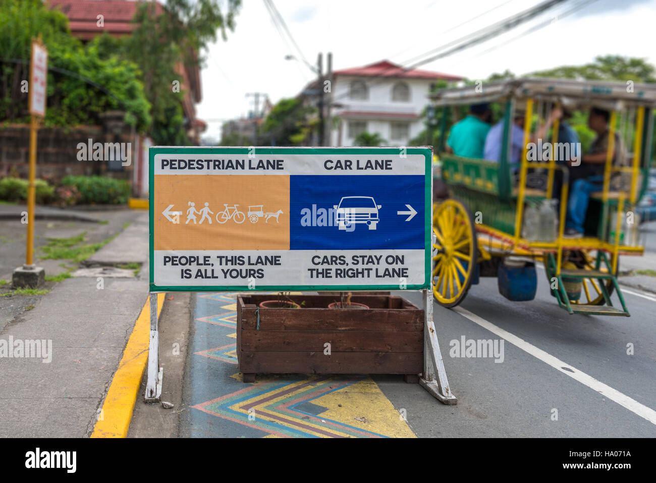 Intramuros, Manila. Un cartello stradale con carro trainato da cavalli pieno di turisti per le strade della città murata di Intramuros all'interno di Manila, Filippine Foto Stock