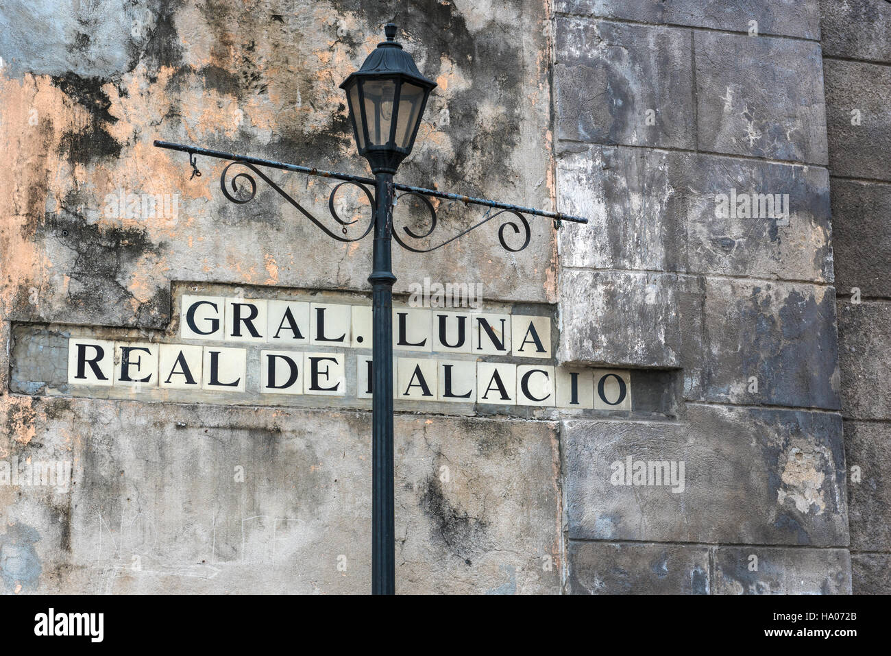 General Luna Street, Intramuros, Manila, Filippine. Un cartello stradale e la vecchia luce su Gral Luna, Real de Palacio nelle Filippine la città capitale Foto Stock