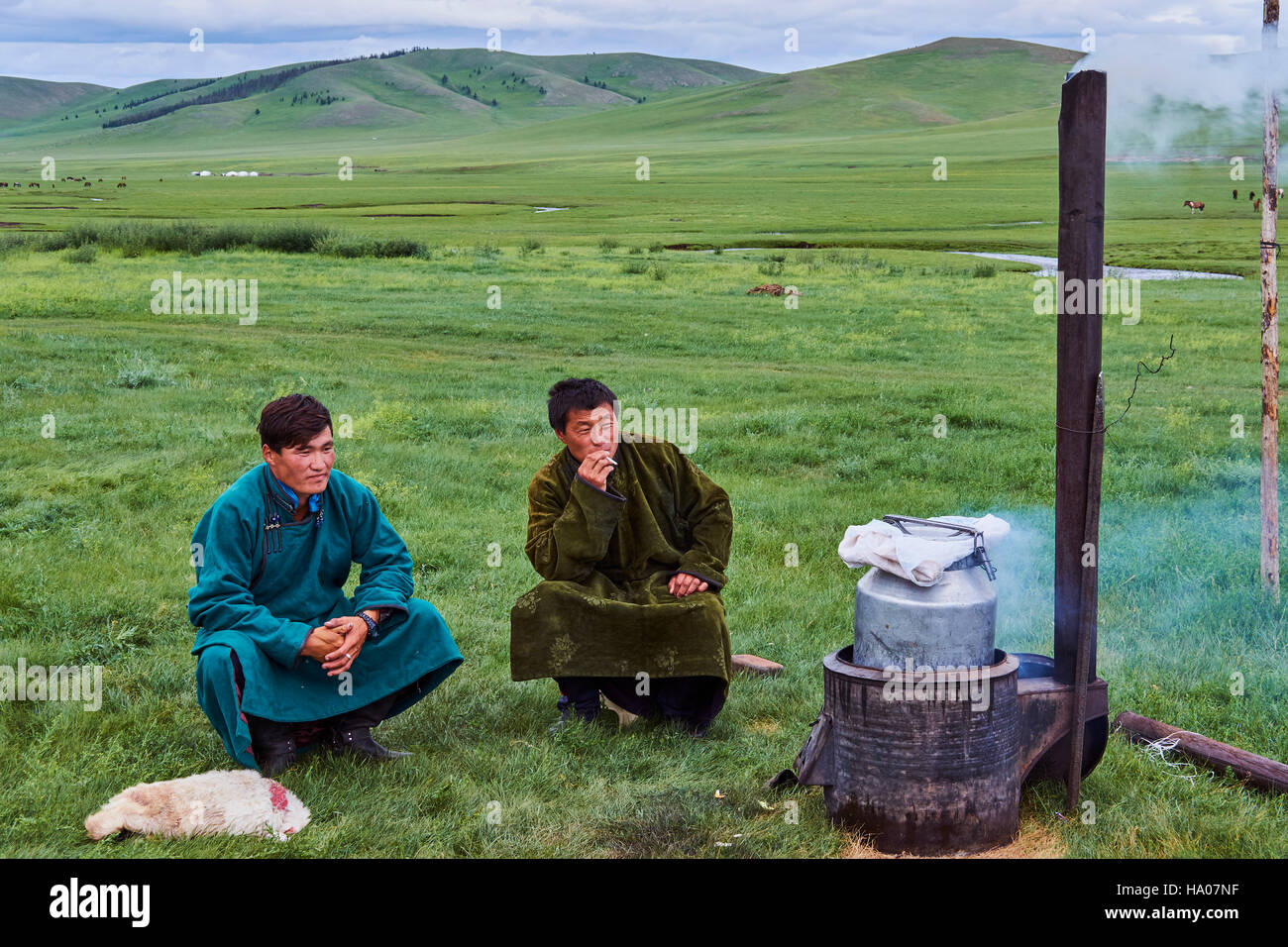 Mongolia, provincia Arkhangai, yurt campo nomadi nella steppa, barbecue mongolo per la cottura Foto Stock