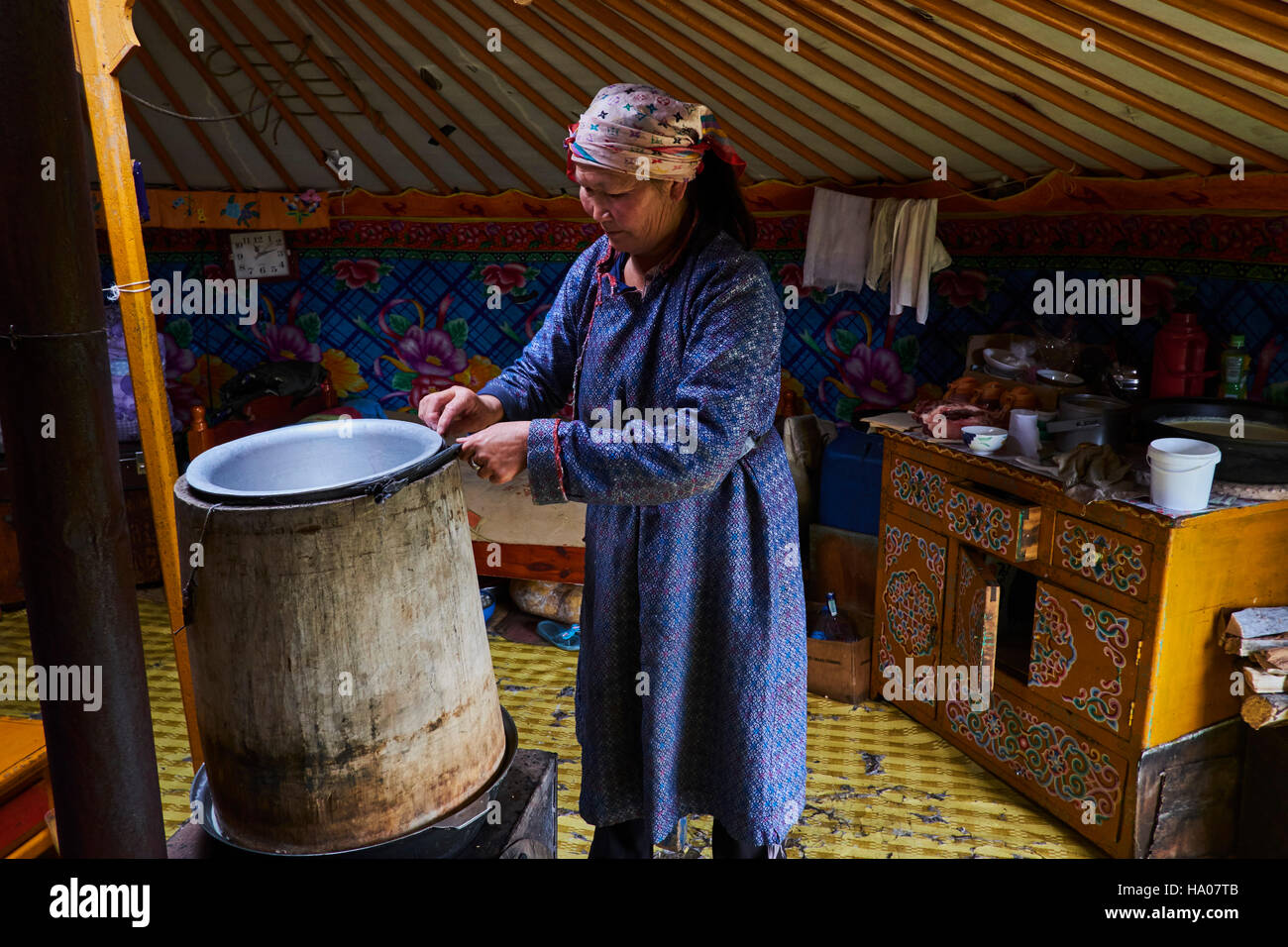 Mongolia, provincia Arkhangai, nomad donna latte di distillazione di alcole in yurta Foto Stock