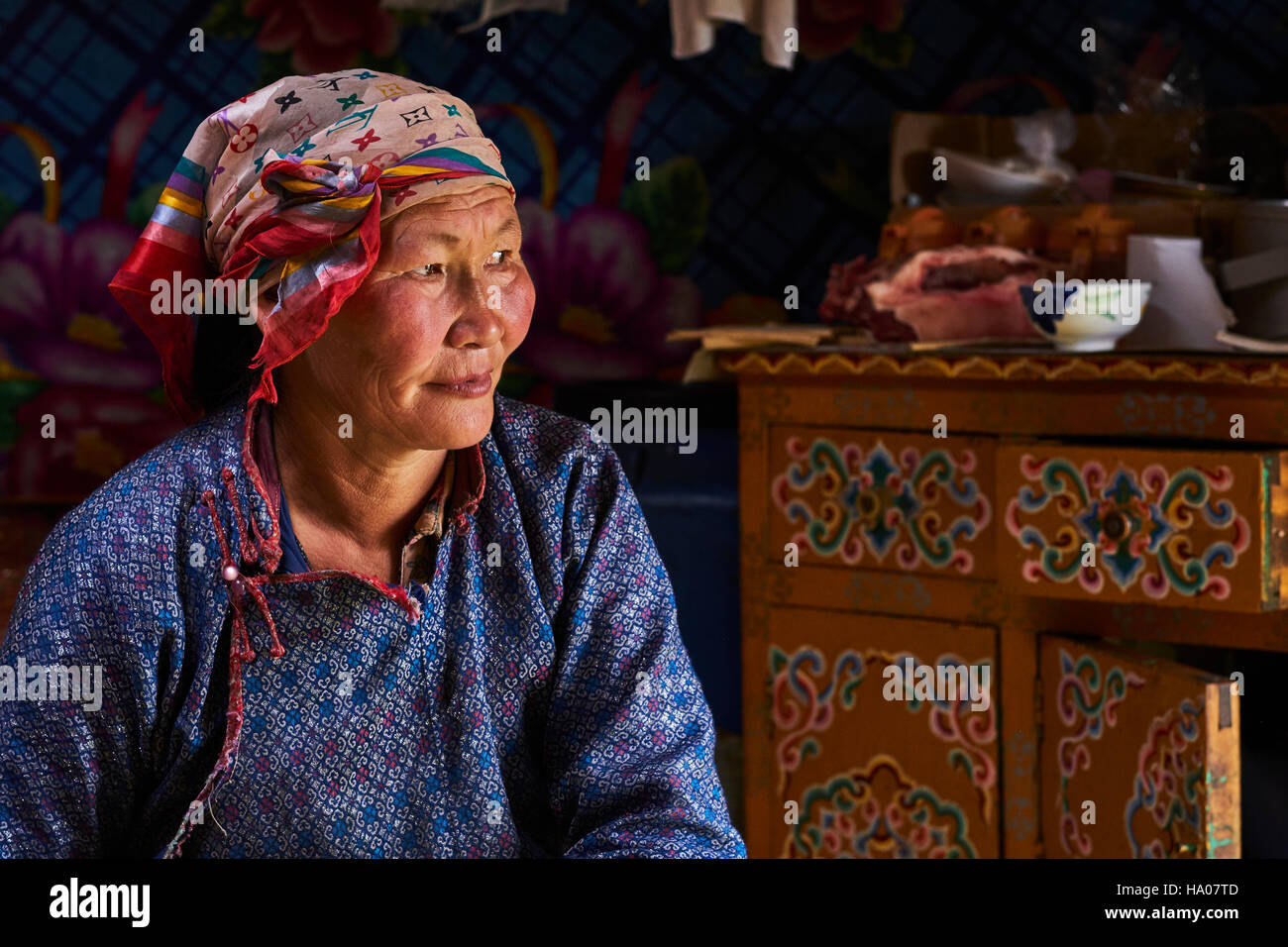 Mongolia, provincia Arkhangai, nomad donna in yurta Foto Stock