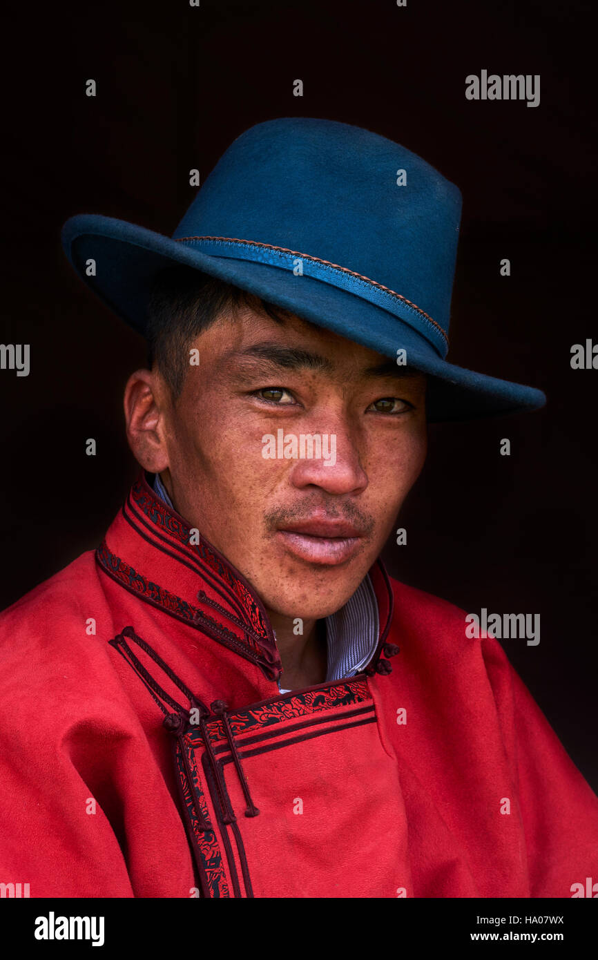 Mongolia, Bayankhongor provincia, Naadam, festival tradizionale, il ritratto di un giovane uomo nella deel, costume tradizionale Foto Stock