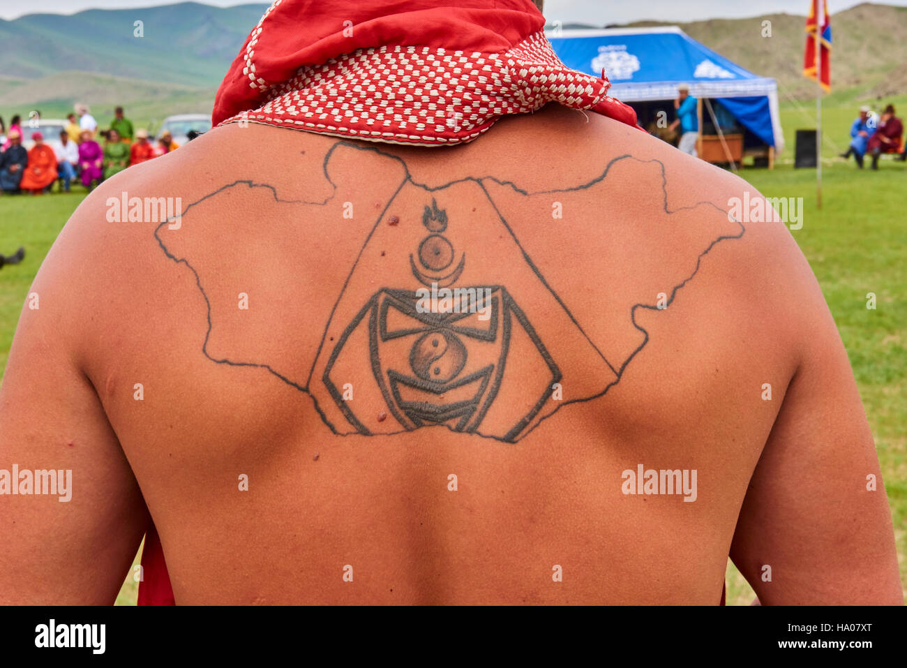 Mongolia, Bayankhongor provincia, Naadam, festival tradizionale, il lottatore che indossa un tatuaggio di mappa della Mongolia Foto Stock
