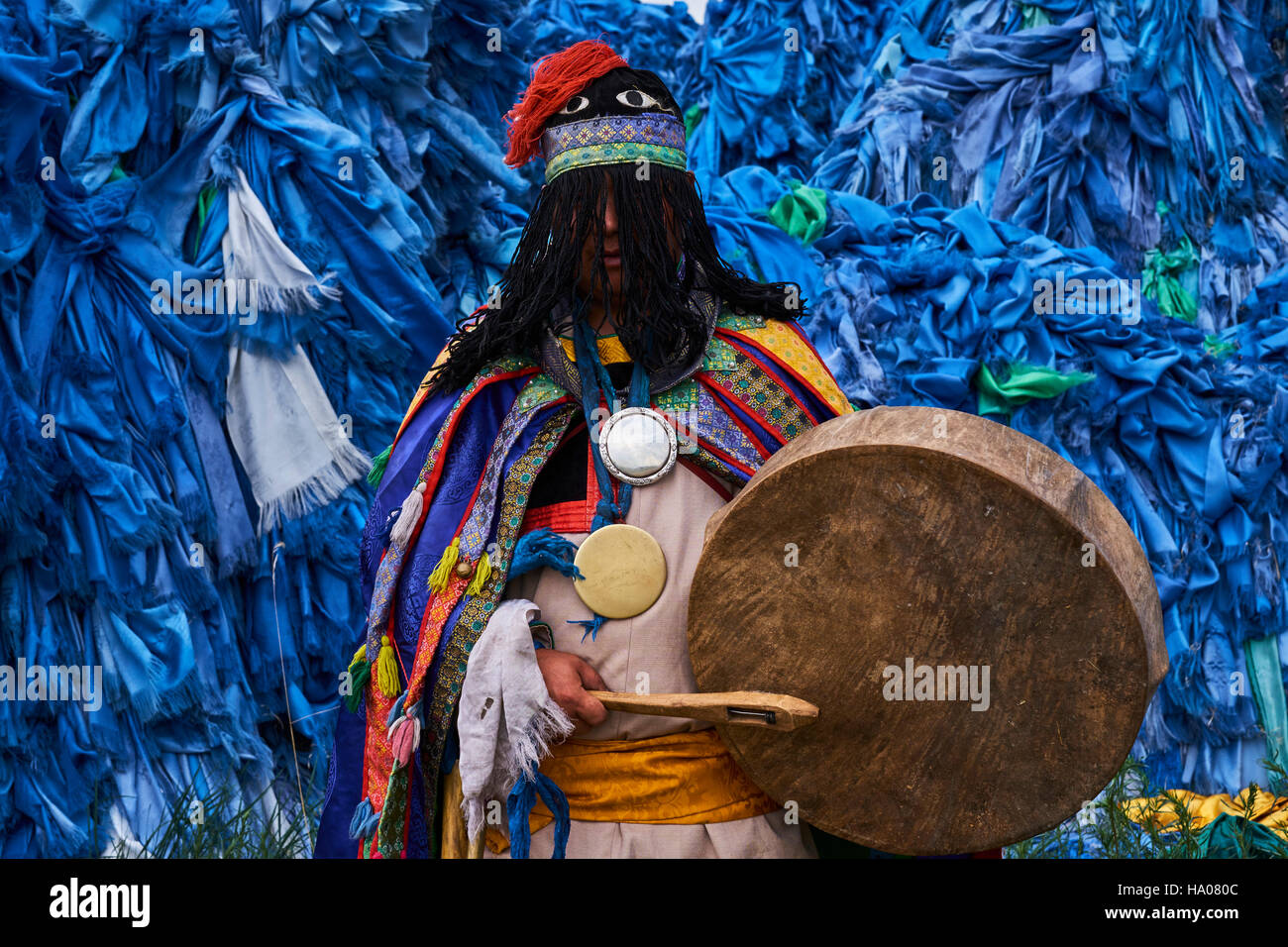 Mongolia, Khentii provincia, uno sciamano vicino a un sacro ovoo sciamanici Foto Stock