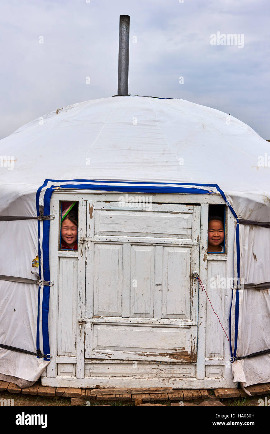 Mongolia, Khentii provincia, bambini nomadi nella loro yurt Foto Stock