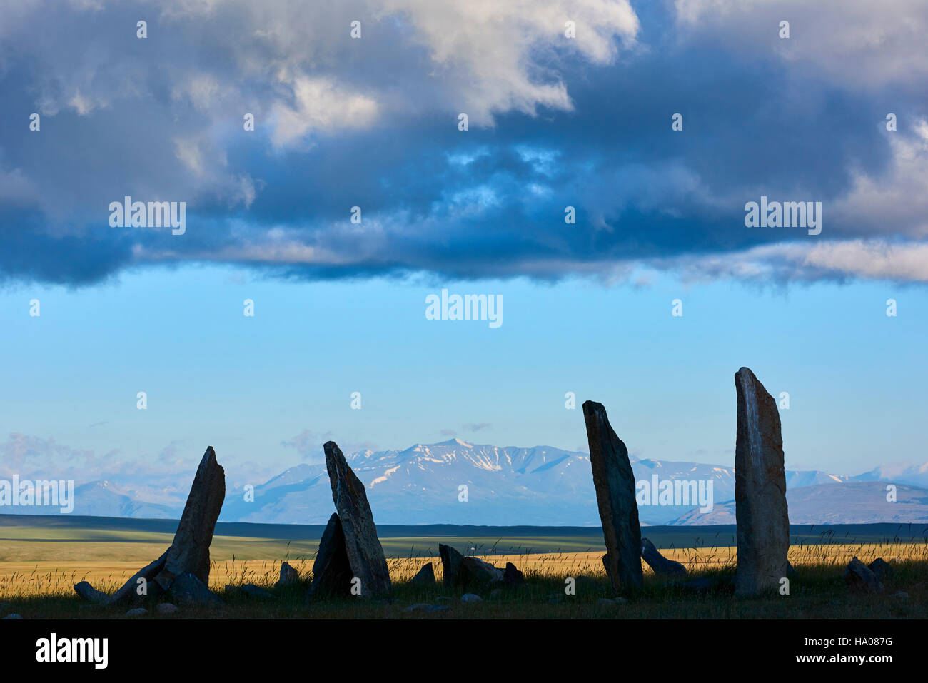 Mongolia, Bayan-Ulgii provincia, Mongolia occidentale, parco nazionale di Tavan Bogd, cervi pietra, sito funebre, monumento monolitico Foto Stock