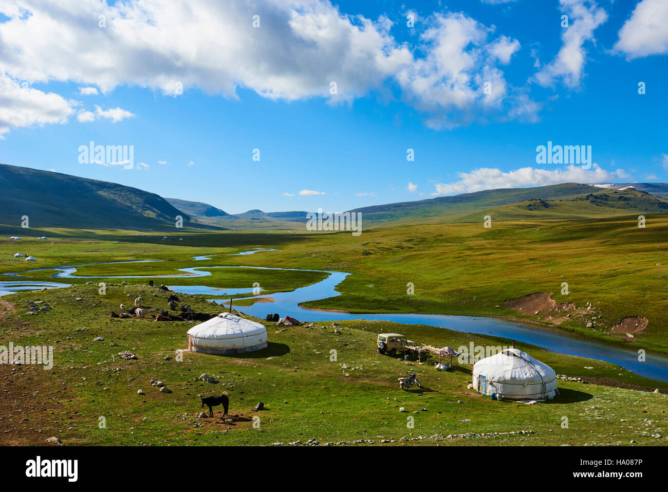 Mongolia, Bayan-Ulgii provincia, Mongolia occidentale, parco nazionale di Tavan Bogd, campo nomadi del popolo kazako in montagne degli Altai Foto Stock