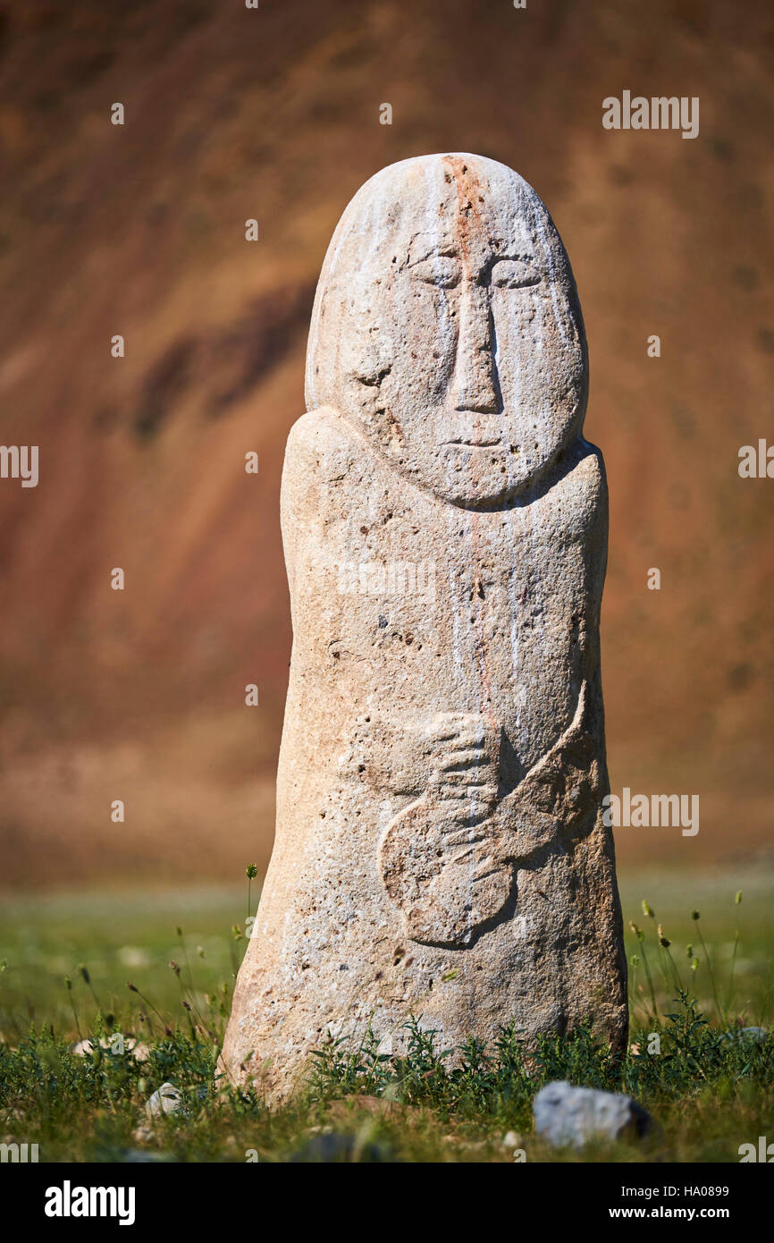 Mongolia, Bayan-Ulgii provincia, Mongolia occidentale, parco nazionale di Tavan Bogd, montagne degli Altai, balbal o formato umano stele, VI - VIII secolo Foto Stock