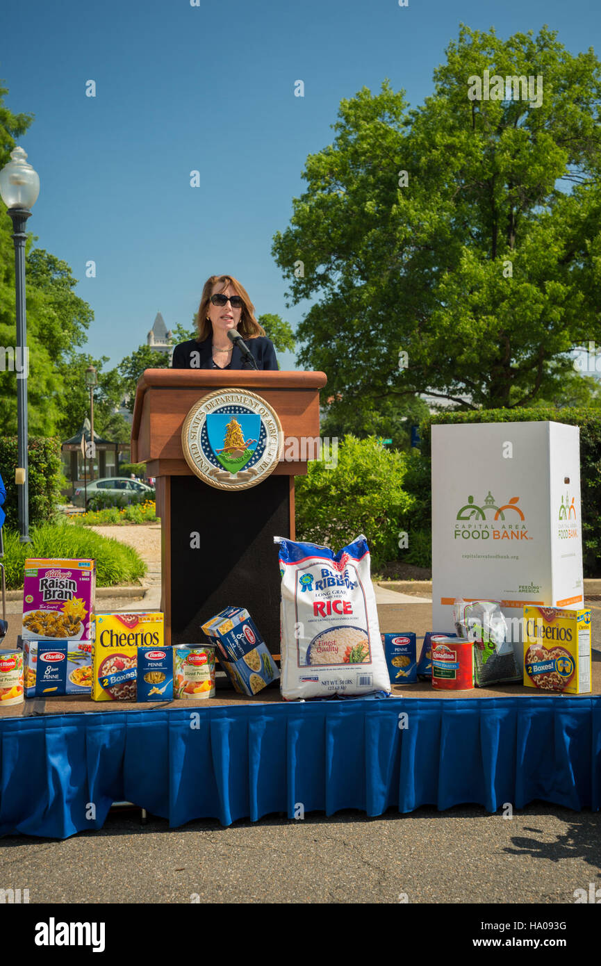 La campagna National Feds Feed Families dell'USDA incoraggia i dipendenti federali a donare cibo alle banche alimentari locali. L’evento di avvio del 2014, ospitato dal segretario Tom Vilsack, ha sottolineato l’importanza di combattere la fame in America attraverso l’azione collettiva, con il People’s Garden di Washington, D.C. che funge da simbolo degli sforzi della campagna guidati dalla comunità. Foto Stock